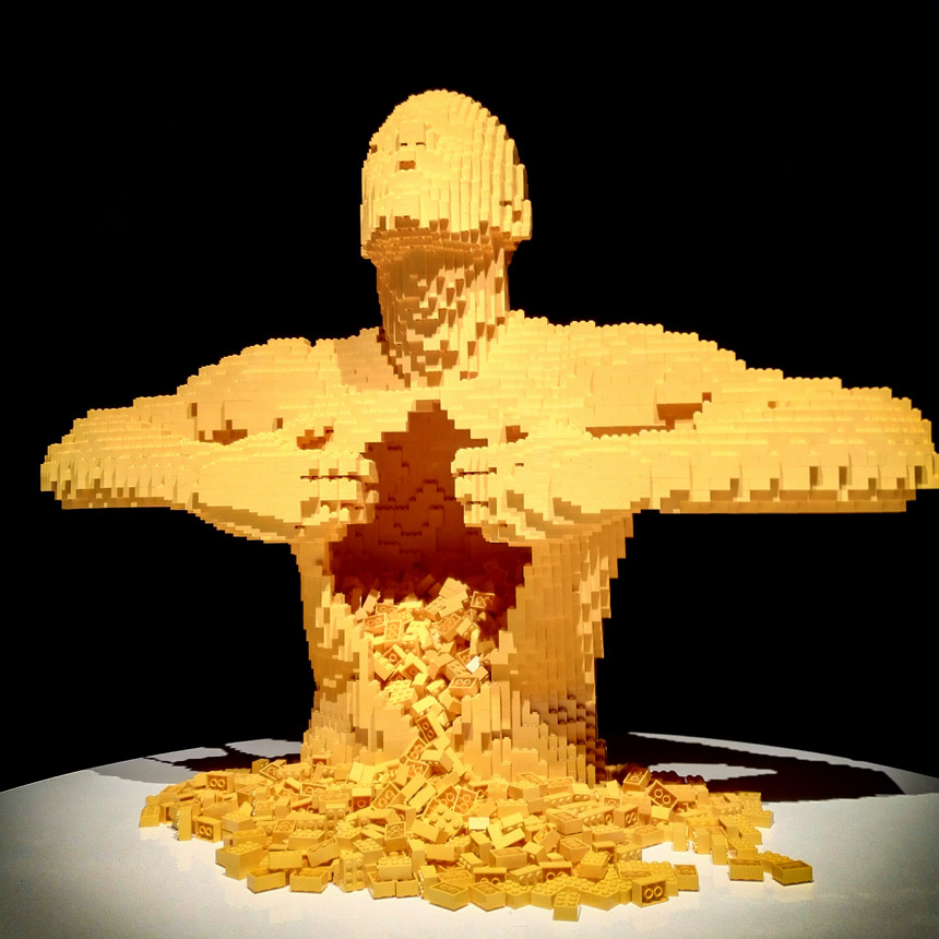 sculture-lego-the-art-of-the-brick-uomo-giallo