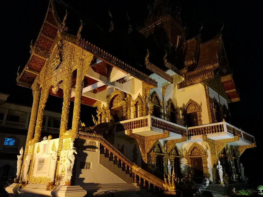 chiang-mai-notturna-tempio